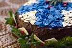 Suomen lippu -kuviolla koristeltu kakku