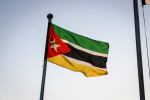 Mosambikin puna-musta-valko-vihreä-keltainen lippu.