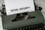 Kirjoituskone, jossa olevassa paperissa lukee social security.