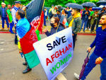 Mielenosoittajia ja kyltti, jossa lukee save afghan women.