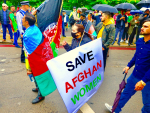 Mielenosoittajia, save afghan women -kyltti.