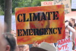 Mielenosoituskyltti, jossa lukee climate emergency.